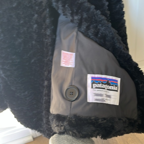 Patagonia girls black faux fur (2 button) coat. - Picture 5 of 5
